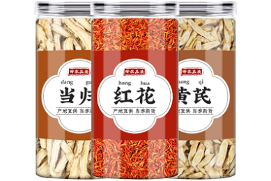 当我在地毯上刷短剧时,它们就这样守着我,我也是蛮幸福的